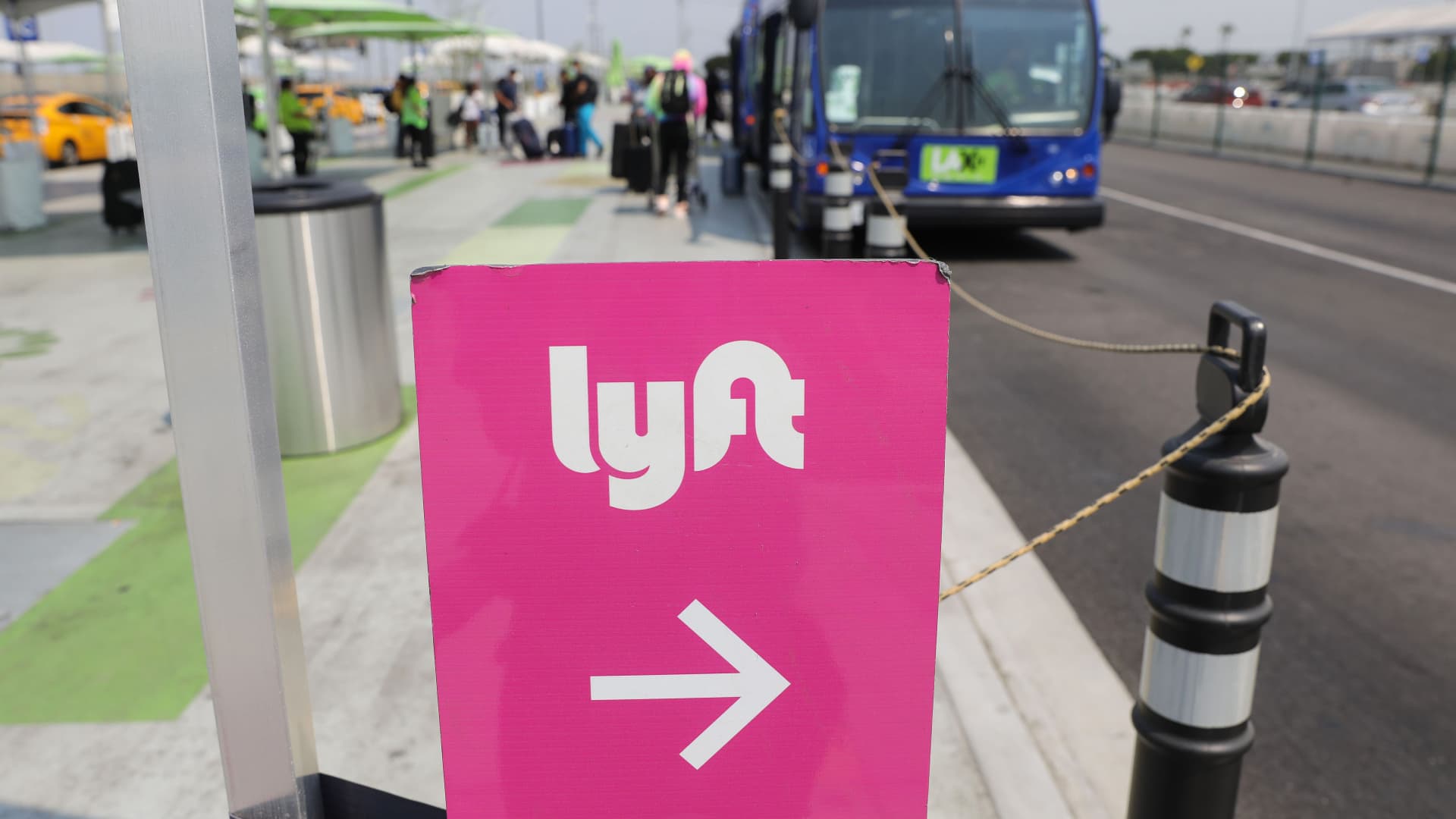 Lyft to sell bike, scooter assets, layoff 1% of employees